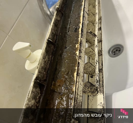 חלק פנימי של מזגן עם לכלוך ועובש